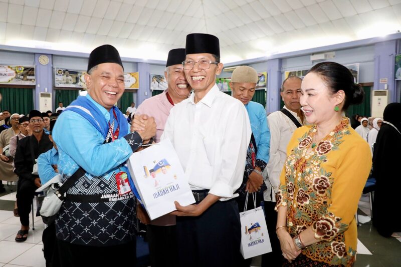 Wali Kota Batam, Amsakar Achmad, bersama Wakil Wali Kota Batam, Li Claudia Chandra, menyerahkan bingkisan kepada JCH Batam di Asrama Haji Batamcentre. Foto: INIKEPRI.COM/Media Center Batam 