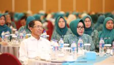 Wali Kota Batam, Amsakar Achmad, bersama Ketua TP-PKK Batam, Erlita Amsakar, menghadiri Bimtek Administrasi Manajemen PKK dan Pelaksanaan Permendagri Nomor 13 Tahun 2024 tentang Posyandu, di Hotel Planet Holiday. Foto: INIKEPRI.COM/Media Center Batam 