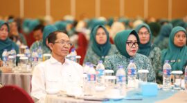 Wali Kota Batam, Amsakar Achmad, bersama Ketua TP-PKK Batam, Erlita Amsakar, menghadiri Bimtek Administrasi Manajemen PKK dan Pelaksanaan Permendagri Nomor 13 Tahun 2024 tentang Posyandu, di Hotel Planet Holiday. Foto: INIKEPRI.COM/Media Center Batam 