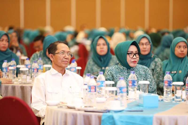 Wali Kota Batam, Amsakar Achmad, bersama Ketua TP-PKK Batam, Erlita Amsakar, menghadiri Bimtek Administrasi Manajemen PKK dan Pelaksanaan Permendagri Nomor 13 Tahun 2024 tentang Posyandu, di Hotel Planet Holiday. Foto: INIKEPRI.COM/Media Center Batam 