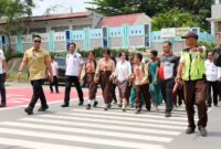 Wakil Wali Kota Batam, Li Claudia Chandra, membimbing siswa SDN 001 Batam Kota menyeberangi jalan lewat ZoSS. Foto: INIKEPRI.COM/Media Center Batam 