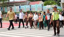 Wakil Wali Kota Batam, Li Claudia Chandra, membimbing siswa SDN 001 Batam Kota menyeberangi jalan lewat ZoSS. Foto: INIKEPRI.COM/Media Center Batam 
