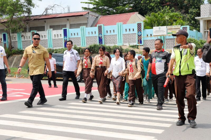Wakil Wali Kota Batam, Li Claudia Chandra, membimbing siswa SDN 001 Batam Kota menyeberangi jalan lewat ZoSS. Foto: INIKEPRI.COM/Media Center Batam 