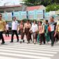 Wakil Wali Kota Batam, Li Claudia Chandra, membimbing siswa SDN 001 Batam Kota menyeberangi jalan lewat ZoSS. Foto: INIKEPRI.COM/Media Center Batam 