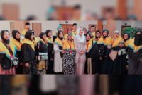 Bupati Natuna Cen Sui Lan berfoto bersama Calon Jamaah Haji asal Natuna di Batam. Foto: INIKEPRI.COM