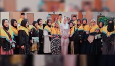 Bupati Natuna Cen Sui Lan berfoto bersama Calon Jamaah Haji asal Natuna di Batam. Foto: INIKEPRI.COM