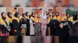 Bupati Natuna Cen Sui Lan berfoto bersama Calon Jamaah Haji asal Natuna di Batam. Foto: INIKEPRI.COM