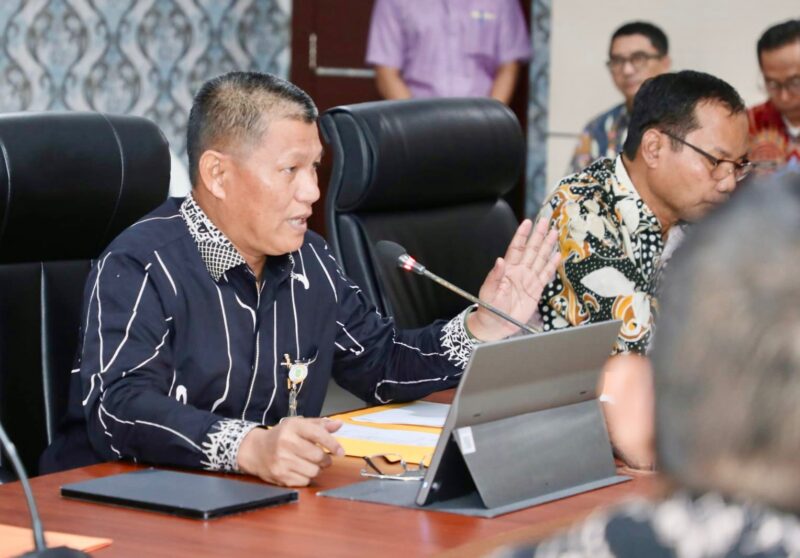 Sekretaris Daerah Kota Batam Firmansyah saat memimpin rapat koordinasi di Kantor Wali Kota Batam. Foto: INIKEPRI.COM/Media Center Batam 