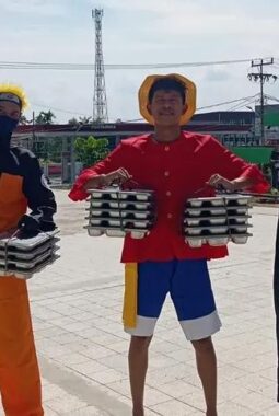 Bikin Siswa Antusias, ‘Naruto, One Piece dan Vampir’ Antar Makanan Bergizi ke MIN Tanjungpinang