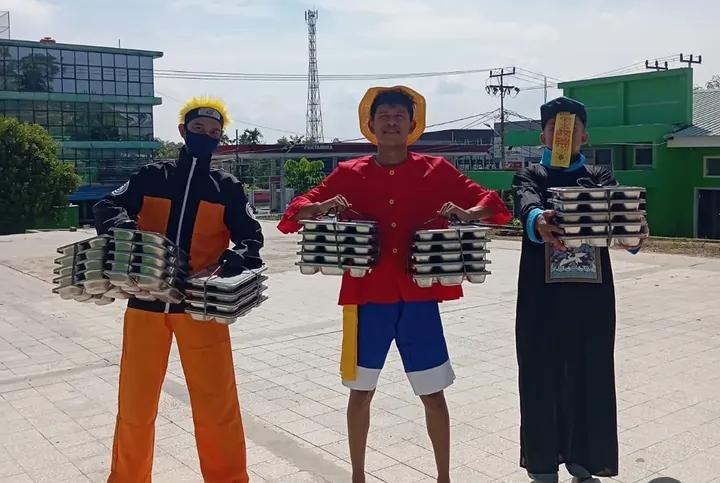 Petugas mengantarkan MBG ke MIN Tanjungpinang. Foto: INIKEPRI.COM