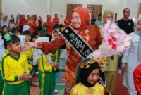 Bunda PAUD Kota Batam, Erlita Amsakar, menyapa anak-anak saat berkunjung ke TK Ibnu Sina Batam. Foto: INIKEPRI.COM/Media Center Batam 