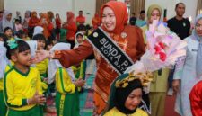 Bunda PAUD Kota Batam, Erlita Amsakar, menyapa anak-anak saat berkunjung ke TK Ibnu Sina Batam. Foto: INIKEPRI.COM/Media Center Batam 