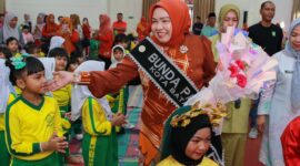 Bunda PAUD Kota Batam, Erlita Amsakar, menyapa anak-anak saat berkunjung ke TK Ibnu Sina Batam. Foto: INIKEPRI.COM/Media Center Batam 