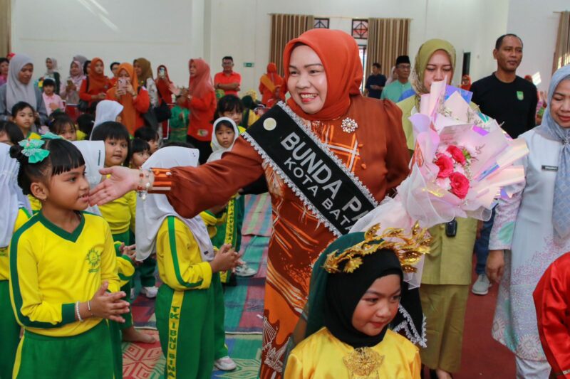 Bunda PAUD Kota Batam, Erlita Amsakar, menyapa anak-anak saat berkunjung ke TK Ibnu Sina Batam. Foto: INIKEPRI.COM/Media Center Batam 