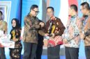 Wali Kota Batam, menerima penghargaan dari Kemendagri dalam ajang Apresiasi Pemda Berprestasi 2026 yang digelar di Palembang. Foto: INIKEPRI.COM/Media Center Batam 