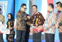 Wali Kota Batam, menerima penghargaan dari Kemendagri dalam ajang Apresiasi Pemda Berprestasi 2026 yang digelar di Palembang. Foto: INIKEPRI.COM/Media Center Batam 