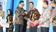 Wali Kota Batam, menerima penghargaan dari Kemendagri dalam ajang Apresiasi Pemda Berprestasi 2026 yang digelar di Palembang. Foto: INIKEPRI.COM/Media Center Batam 