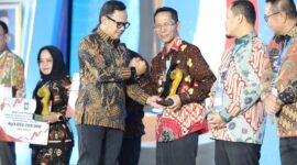 Wali Kota Batam, menerima penghargaan dari Kemendagri dalam ajang Apresiasi Pemda Berprestasi 2026 yang digelar di Palembang. Foto: INIKEPRI.COM/Media Center Batam 