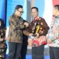 Wali Kota Batam, menerima penghargaan dari Kemendagri dalam ajang Apresiasi Pemda Berprestasi 2026 yang digelar di Palembang. Foto: INIKEPRI.COM/Media Center Batam 