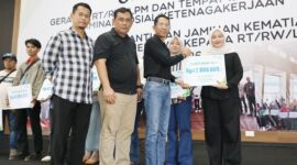 Wali Kota Batam, Amsakar Achmad, menyerahkan santunan kepada ahli waris saat silaturahmi dengan RT dan RW di Sagulung. Foto: INIKEPRI.COM/Media Center Batam 