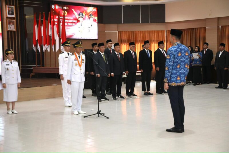 Wali Kota Batam, Amsakar Achmad, bersama Wakil Wali Kota Batam, Li Claudia Chandra, menghadiri upacara peringatan Hari Otonomi Daerah ke-30 tingkat Kota Batam di Kantor Wali Kota Batam. Foto: INIKEPRI.COM/Media Center Batam 