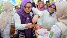 Pembina Posyandu Kota Batam, Erlita Amsakar, melayani balita saat peringatan Hari Posyandu Nasional 2026 yang digelar di Kecamatan Sekupang dan Kecamatan Lubukbaja. Foto: INIKEPRI.COM/Media Center Batam 