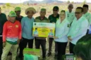 Bupati Natuna Cen Sui Lan dan Wakil Bupati Jarmin mengunjungi petani terdampak di Kecamatan Bunguran Batubi. Foto: Istimewa 