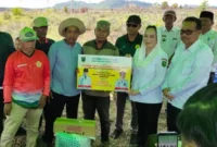 Bupati Natuna Cen Sui Lan dan Wakil Bupati Jarmin mengunjungi petani terdampak di Kecamatan Bunguran Batubi. Foto: Istimewa 
