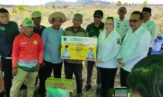 Karhutla Natuna Lumpuhkan Lahan Petani, Bupati Cen Sui Lan Turun Tangan Salurkan Bantuan