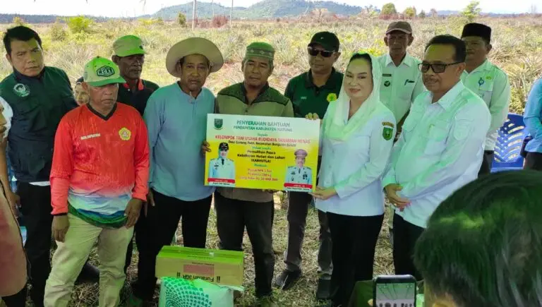 Bupati Natuna Cen Sui Lan dan Wakil Bupati Jarmin mengunjungi petani terdampak di Kecamatan Bunguran Batubi. Foto: Istimewa 