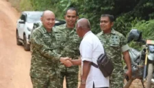 Kasrem 033/Wira Pratama Kolonel Inf Achmad Marzuki bersalaman dengan salah seorang tokoh masyarakat saat meninjau lokasi di sela kegiatan Groundbreaking Jembatan Garuda Kodam XIX/Tuanku Tambusai secara virtual di Desa Toapaya Utara, Kabupaten Bintan, Jumat (27/3/2026). Foto: Korem033