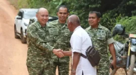 Kasrem 033/Wira Pratama Kolonel Inf Achmad Marzuki bersalaman dengan salah seorang tokoh masyarakat saat meninjau lokasi di sela kegiatan Groundbreaking Jembatan Garuda Kodam XIX/Tuanku Tambusai secara virtual di Desa Toapaya Utara, Kabupaten Bintan, Jumat (27/3/2026). Foto: Korem033