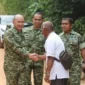 Kasrem 033/Wira Pratama Kolonel Inf Achmad Marzuki bersalaman dengan salah seorang tokoh masyarakat saat meninjau lokasi di sela kegiatan Groundbreaking Jembatan Garuda Kodam XIX/Tuanku Tambusai secara virtual di Desa Toapaya Utara, Kabupaten Bintan, Jumat (27/3/2026). Foto: Korem033