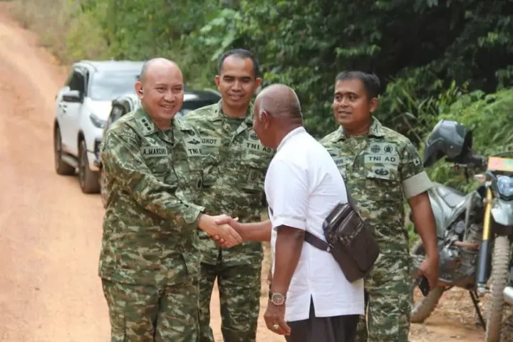 Kasrem 033/Wira Pratama Kolonel Inf Achmad Marzuki bersalaman dengan salah seorang tokoh masyarakat saat meninjau lokasi di sela kegiatan Groundbreaking Jembatan Garuda Kodam XIX/Tuanku Tambusai secara virtual di Desa Toapaya Utara, Kabupaten Bintan, Jumat (27/3/2026). Foto: Korem033