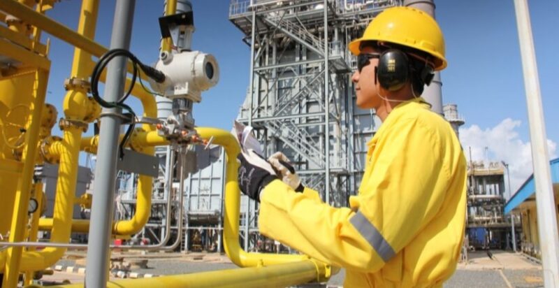 Petugas PLN Batam melakukan pengecekan pemeliharaan rutin pembangkit listrik. Foto: INIKEPRI.COM/PLN Batam