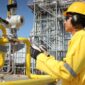 Petugas PLN Batam melakukan pengecekan pemeliharaan rutin pembangkit listrik. Foto: INIKEPRI.COM/PLN Batam 