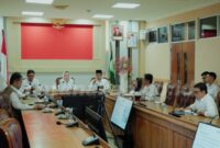 Bupati Natuna Cen Sui Lan memimpin rapat evaluasi siaga darurat bencana di ruang rapat Kantor Bupati Natuna. Foto: INIKEPRI.COM/NatunaKab 