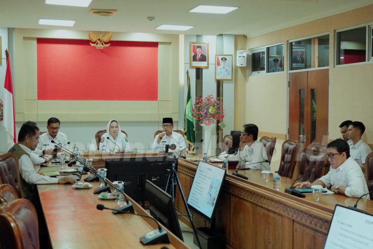 Bupati Natuna Cen Sui Lan memimpin rapat evaluasi siaga darurat bencana di ruang rapat Kantor Bupati Natuna. Foto: INIKEPRI.COM/NatunaKab