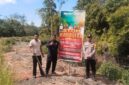 Polres Lingga memasang spanduk imbauan cegah karhutla. Foto: INIKEPRI.COM