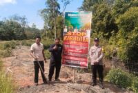 Polres Lingga memasang spanduk imbauan cegah karhutla. Foto: INIKEPRI.COM