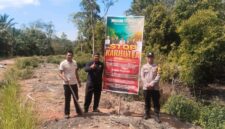 Polres Lingga memasang spanduk imbauan cegah karhutla. Foto: INIKEPRI.COM