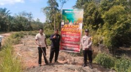 Polres Lingga memasang spanduk imbauan cegah karhutla. Foto: INIKEPRI.COM