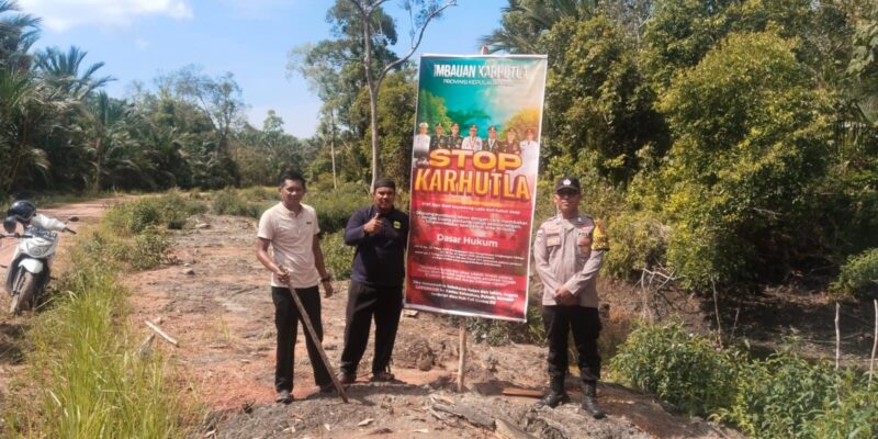 Polres Lingga memasang spanduk imbauan cegah karhutla. Foto: INIKEPRI.COM