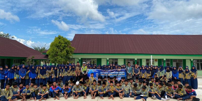 Polres Lingga melalui Satuan Lalu Lintas (Satlantas) menyasar kalangan pelajar lewat program Police Go To School yang digelar di MTSN Kabupaten Lingga. Foto: INIKEPRI.COM