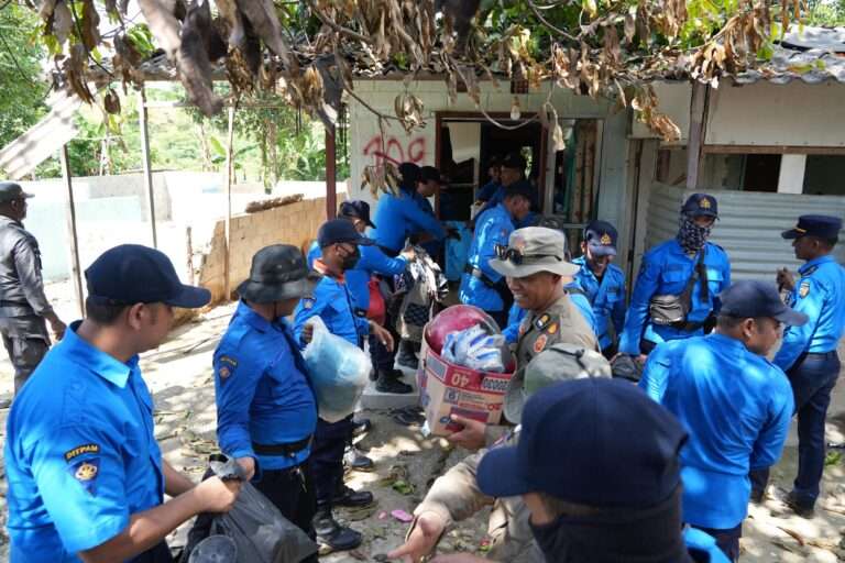 Tim Terpadu (Timdu) Kota Batam melaksanakan penertiban bangunan ilegal di Kelurahan Sei Binti, Kecamatan Sagulung, Kamis (16/4). Foto: INIKEPRI.COM/BP Batam
