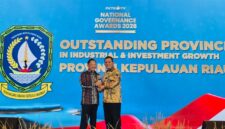 Gubernur Kepri Ansar Ahmad menerima tropi dari Mendagri RI Tito Karnavian pada ajang National Governance Awards 2026 yang digelar di The Ritz-Carlton Jakarta. Foto: INIKEPRI.COM/KepriProv 