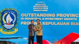 Gubernur Kepri Ansar Ahmad menerima tropi dari Mendagri RI Tito Karnavian pada ajang National Governance Awards 2026 yang digelar di The Ritz-Carlton Jakarta. Foto: INIKEPRI.COM/KepriProv 