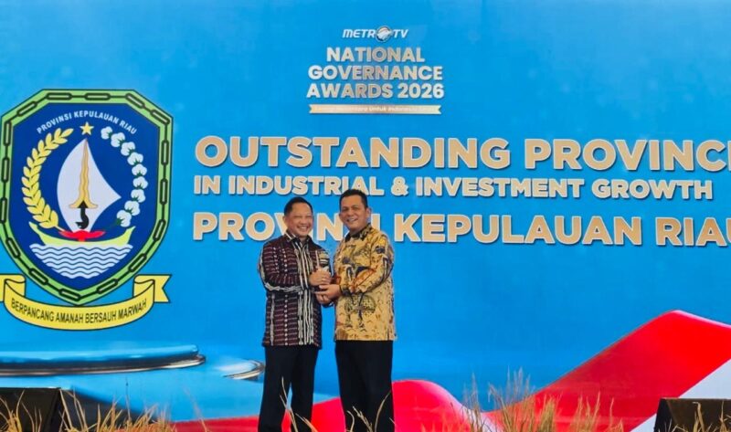Gubernur Kepri Ansar Ahmad menerima tropi dari Mendagri RI Tito Karnavian pada ajang National Governance Awards 2026 yang digelar di The Ritz-Carlton Jakarta. Foto: INIKEPRI.COM/KepriProv 