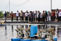 Rombongan Komisi IX DPR RI Masa saat meninjau tambak budidaya udang vaname PT Win Win Shrimp di Tanjungpinang. Foto: INIKEPRI.COM/KepriProv 