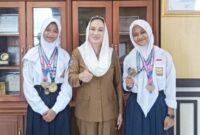 Bupati Natuna Cen Sui Lan bersama pelajar peraih prestasi di Kejurnas. Foto: Istimewa 